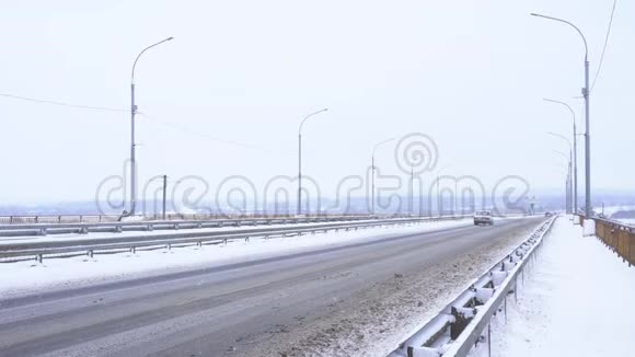 冬季天气下的雪滑道路下雪背景视频的预览图