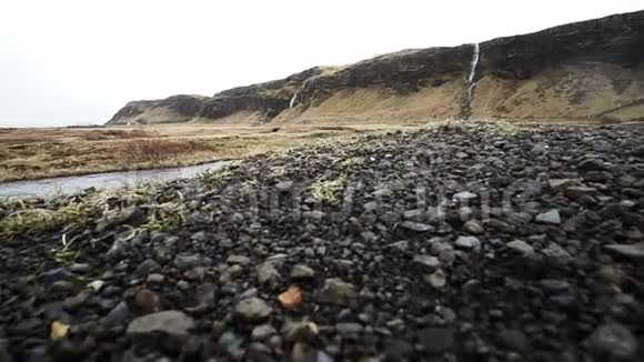 冰岛河从秋天到冬天干燥美丽的自然火山景观视频的预览图