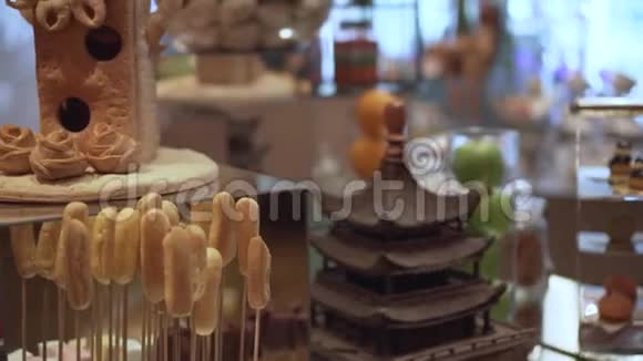 面包桌食品饮料装饰视频的预览图