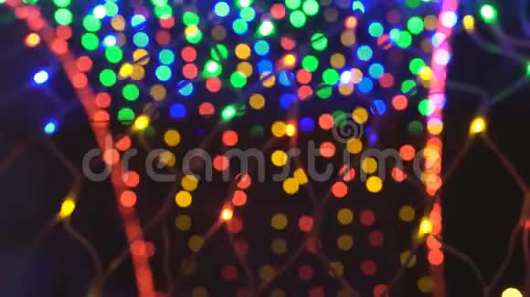新年和圣诞节照明的形式彩色灯背景复制空间视频的预览图