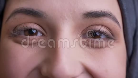 特写巨幅照片年轻美丽的阿拉伯女性脸棕色眼睛直视镜头正面视频的预览图