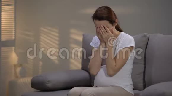 孕妇剧烈头痛叫救护车女性保健视频的预览图