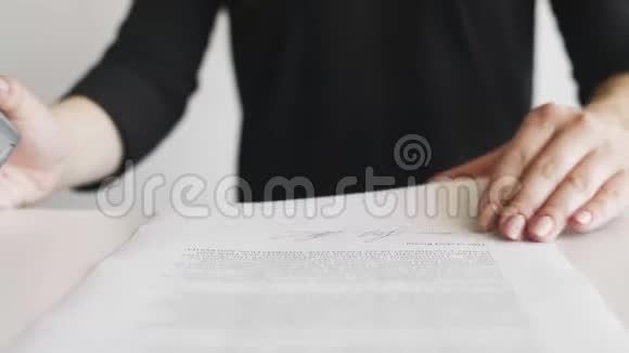 在合同或文件上盖有拒绝印章的女性手视频的预览图