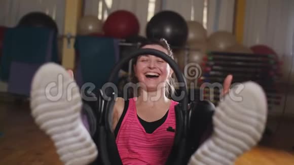 漂亮的女人在健身室做伸展运动适合女人在健身房用运动戒指做普拉提视频的预览图