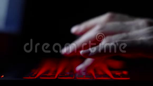 黑客女孩用红色背光键盘打字视频的预览图