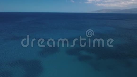 豪华的白色游艇漂浮在南度假区令人惊叹的绿松石水上空中视频的预览图