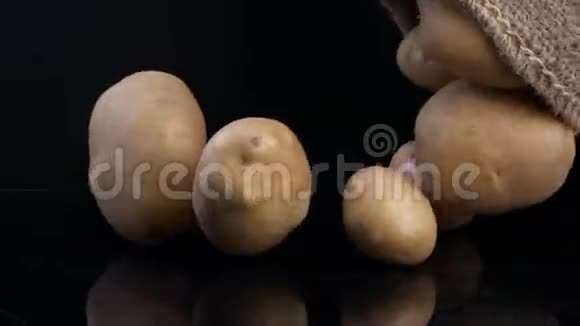 黑背景的金薯蔬菜视频的预览图