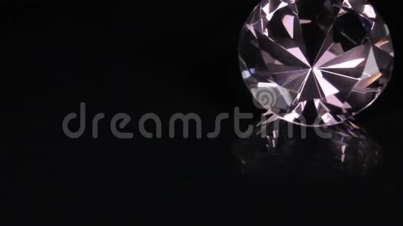 滑块拍摄黑色背景上的大粉红色莱茵石美丽的光反射视频的预览图