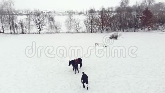 航空顶景冬天残疾人沿着雪域行走他有假肢而不是右腿女性视频的预览图