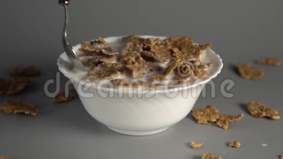 一个人吃燕麦片和膳食牛奶用勺子吃视频的预览图