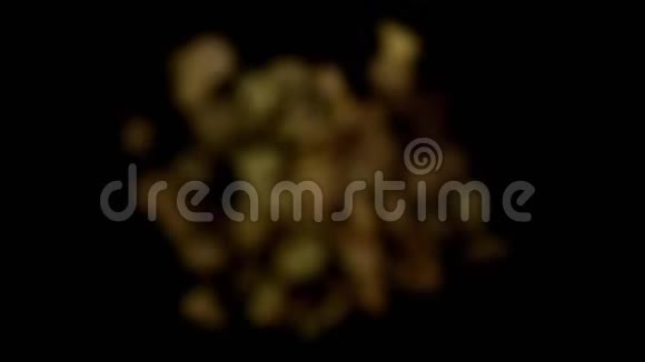 咸脆饼干苍蝇被炸了一堆金色的零食在摄像机上跳动视频的预览图