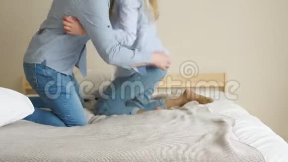女孩从床上摔下来互相亲吻视频的预览图