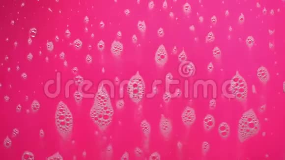 泡沫气泡从肥皂流动在粉红色的背景视频的预览图