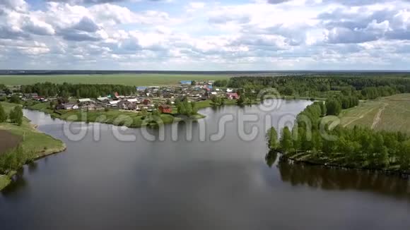 河流在小村庄附近裂开周围是一望无际的田野视频的预览图