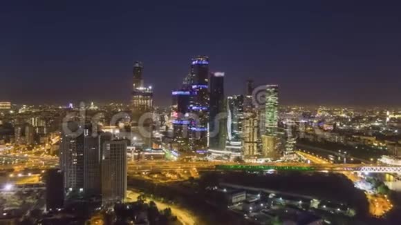 莫斯科城市商务中心和城市天空之夜俄罗斯鸟瞰图视频的预览图