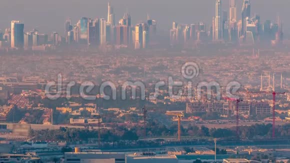 迪拜码头和朱美拉海滩日出期间清晨雾时间在迪拜阿拉伯联合酋长国视频的预览图