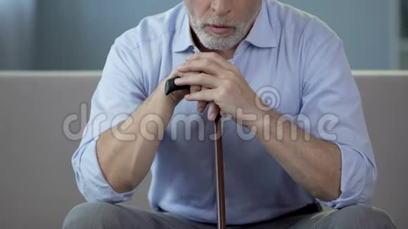 老人坐在沙发上咳嗽肺炎并发症健康视频的预览图