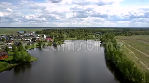 蓝色的图画河流在小村庄和田野之间流动视频的预览图