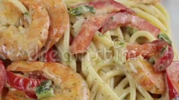 意大利面和虾和蔬菜视频的预览图
