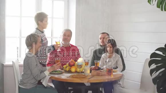 幸福的家庭在聚会上喝果汁视频的预览图