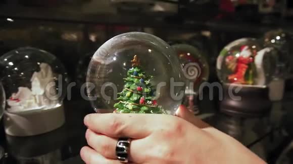 美丽的冬雪球里面有圣诞树慢动作视频的预览图