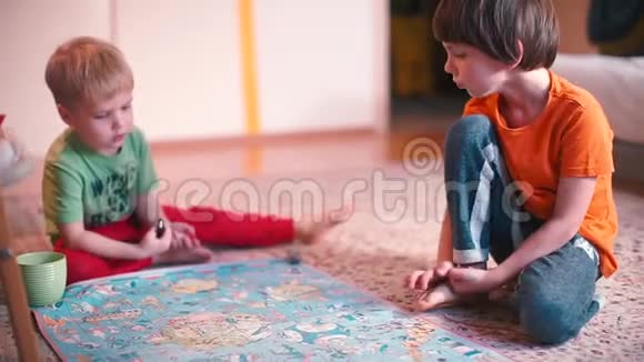 两个孩子在地板上玩游戏视频的预览图