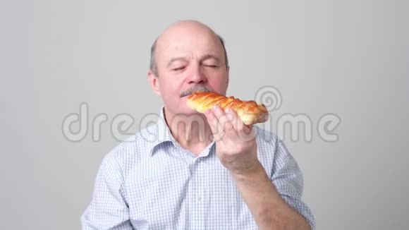 一个老人闻着馅饼和蛋糕视频的预览图