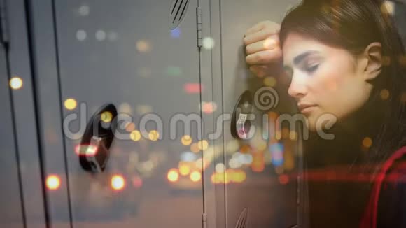 疲惫的女人靠在锁子门上的数字动画视频的预览图