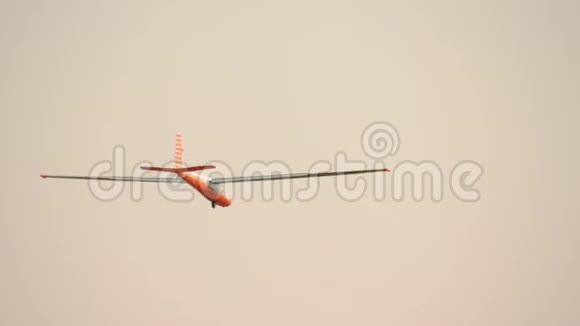 滑翔机在天空中飞行超轻小型飞机视频的预览图