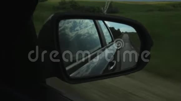 车内侧镜夏日的云彩和乡间小路的倒影视频的预览图