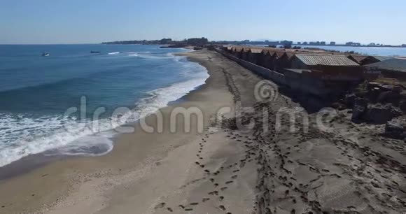 位于保加利亚波莫里的波莫里黑海和盐湖之间的沙地上的建筑物视频的预览图