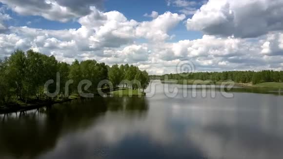 巨大的河流分隔绿色茂密的森林鸟瞰视频的预览图
