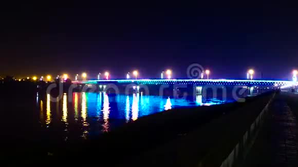 在黑夜中闪耀的桥梁视频的预览图