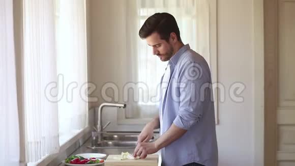 丈夫做饭为幸福的妻子准备健康的沙拉视频的预览图