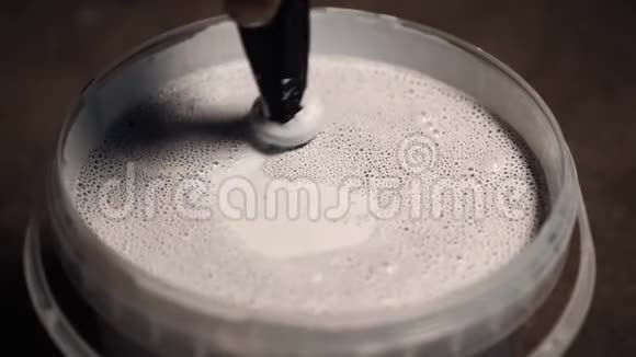 白色油漆倒入透明罐子视频的预览图
