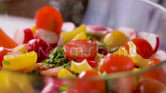 新鲜蔬菜沙拉调味料松仁视频的预览图