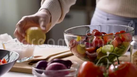 女人在家里用柠檬做蔬菜沙拉视频的预览图