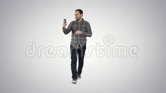 兴奋的男人使用智能手机录制视频博客vlog的梯度背景视频的预览图
