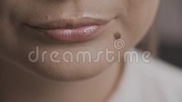 女人嘴唇的宏观特写性感的女性她的嘴唇在缓慢运动视频的预览图