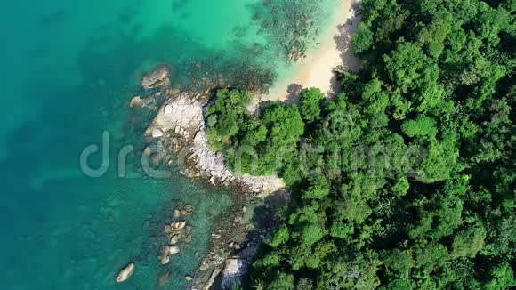 空中无人机在夏季飞越海洋热带海洋上空飞行无人机在相机倾斜后俯瞰美丽的海面视频的预览图