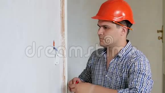 男建造工或施工工人用测量胶带测量墙壁的特写慢动作视频男人视频的预览图