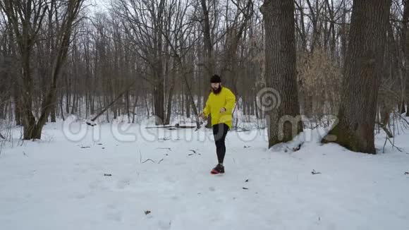 冬天森林里自由活动带着跳绳的大胡子男视频的预览图