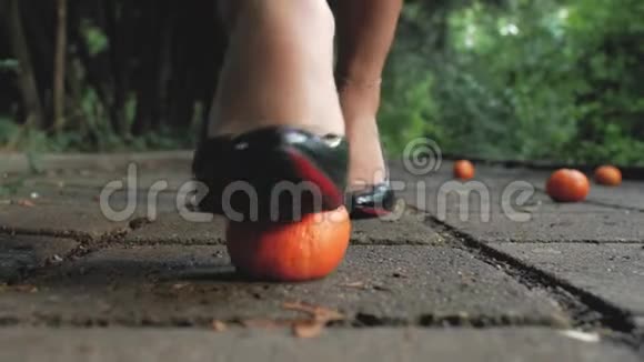 脚丫子穿着黑色的专利皮鞋踩在街道上的一块水泥瓷砖上踩着一只脚跟脚视频的预览图