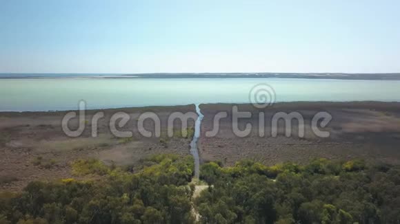 阿克罗蒂里盐湖从利马索尔地区的高空俯瞰视频的预览图