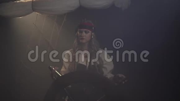 女海盗船长在雾中站在方向盘前4K视频的预览图