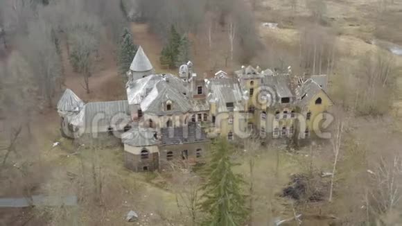 森林中废弃城堡的俯视图视频的预览图