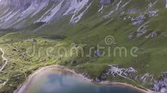 阿尔卑斯山之间的翡翠湖视频的预览图