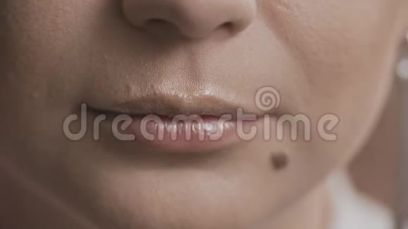 女人嘴唇的宏观特写性感的女性她的嘴唇在缓慢运动视频的预览图