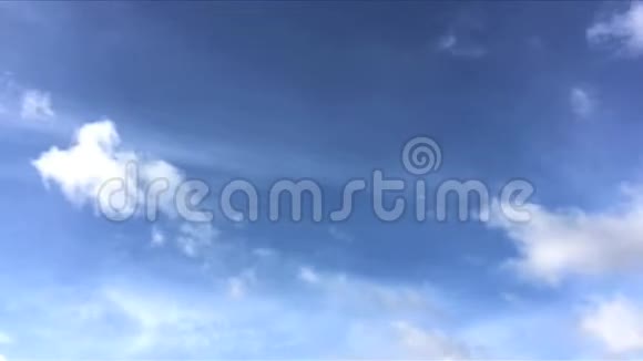 蓝天的时间流逝白云从右边到左边的框架蓝色的飞机快速移动的云视频的预览图
