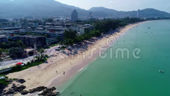 在泰国普吉岛的海滩上人们可以从高角度观看游泳和放松视频的预览图